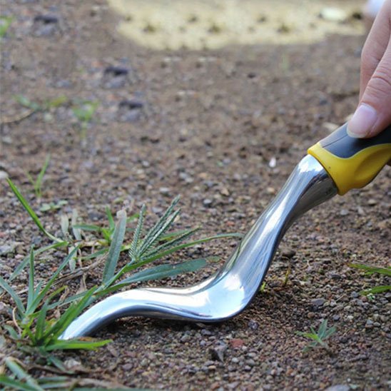 Desherbeur vue de côté et prêt à arracher mauvaise herbes