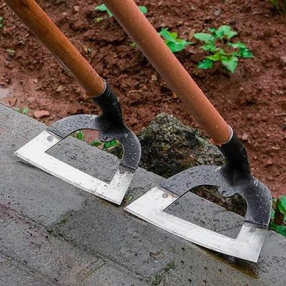 Binette de jardinage creuse avec long manche en bois, posée sur un sol en ciment
