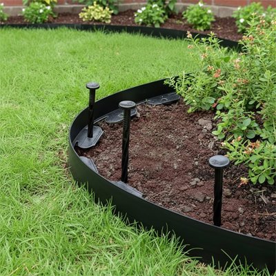 Bordure de jardin flexible avec trois piquet planté dans l'ourlet rebord plante-bande