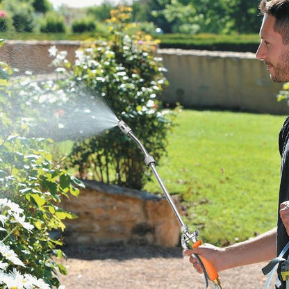 Lance telescopique  pulverisateur utilisé par homme arrrosant avec une bruine