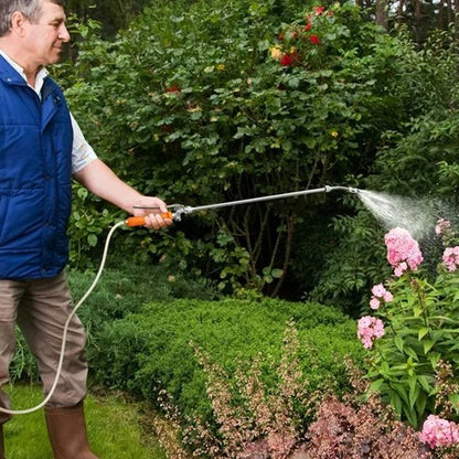 Lance telescopique pulverisateur utilisé par homme arrrosant fleur