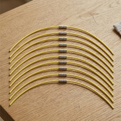 Fil pour coupe bordure  déposé sur table