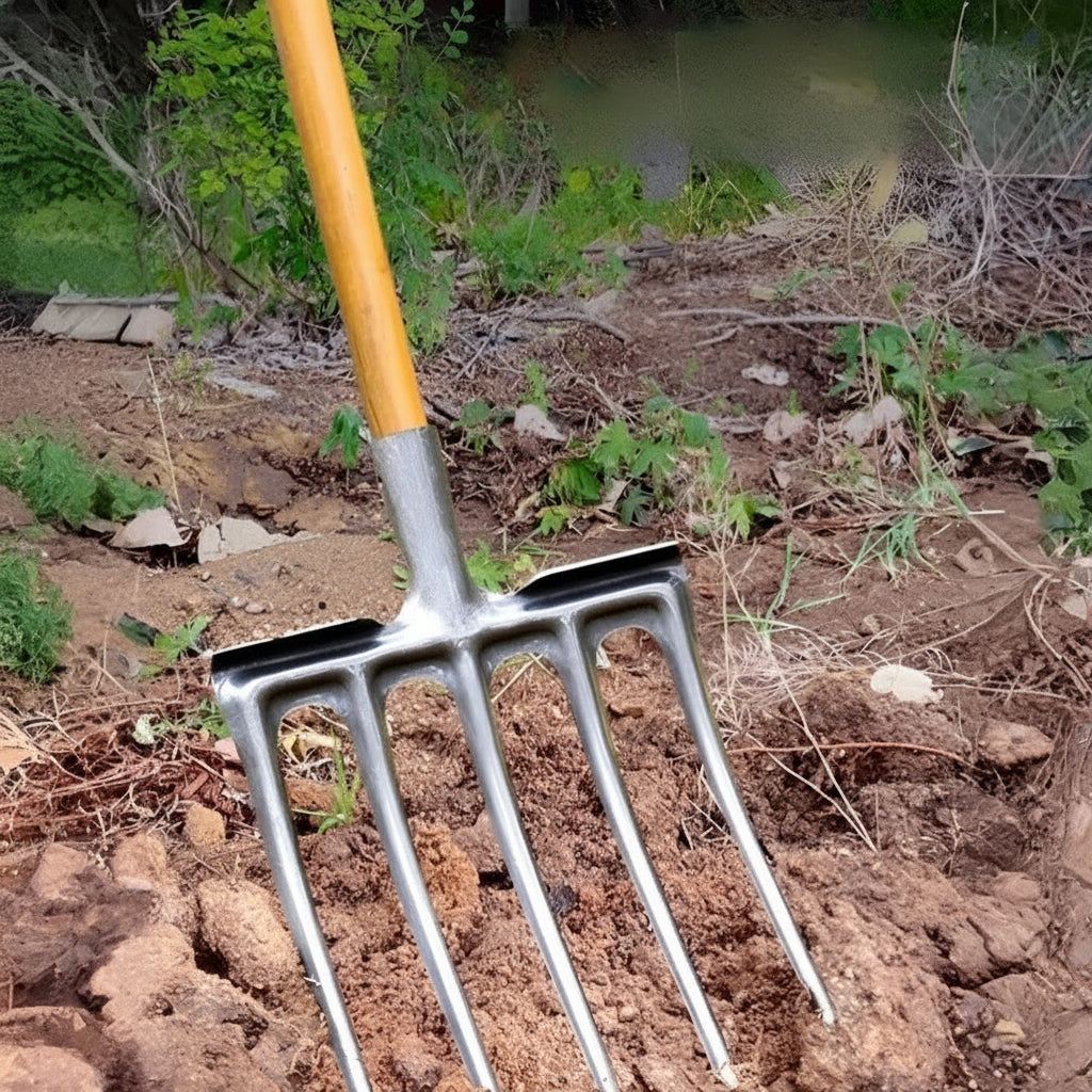fourche beche 5 dents planté dans la terre