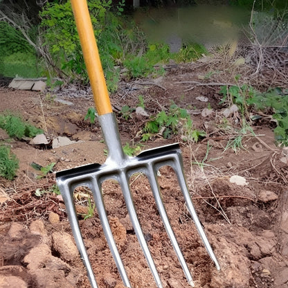 fourche beche 5 dents planté dans la terre