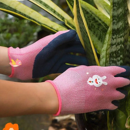 Gant de jardinage enfant qui jardine avec gants roses