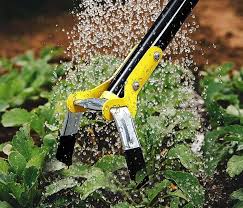 houe de jardin sous pluie pres plantes