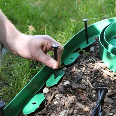 main tenant piquet dans ourlet Bordure de jardin flexible 