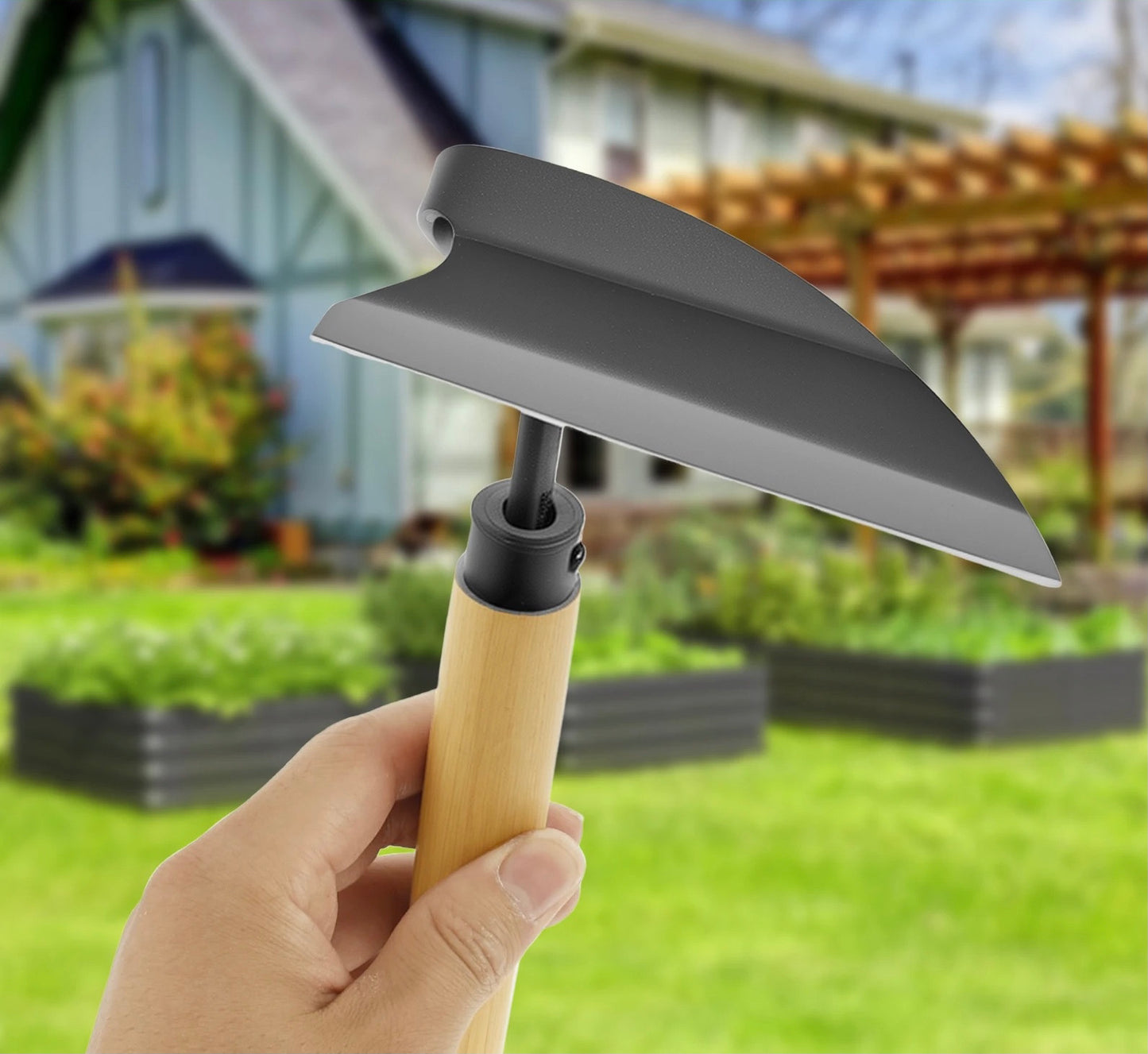 outils de jardinage binette gros plan lame arriere image jardin sureleve pergola