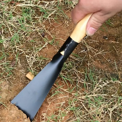pelle de jardin tenu par une main
