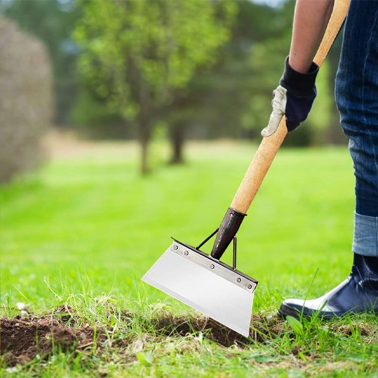 Pelle de jardinage utilisé par une personne