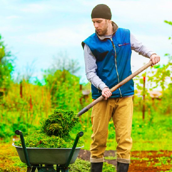 Pelle de jardinage utilisé