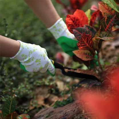 personne qui a des Gants de jardinage et qui jardine