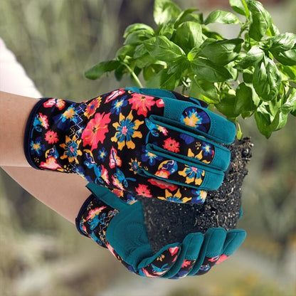 personne qui jardine avec gant anti coupure qui transplante