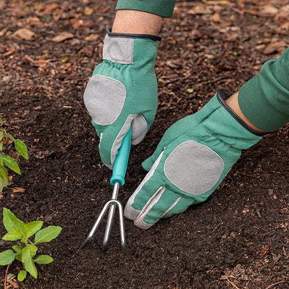 personne qui jardine avec Gants de jardinage avec outil à la main