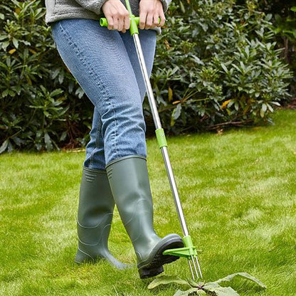 personne qui jardine avec son Désherbeur manuel​