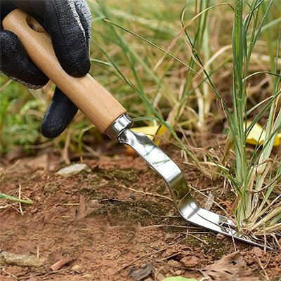 personne qui jardine et utilise son arrache mauvaise herbe