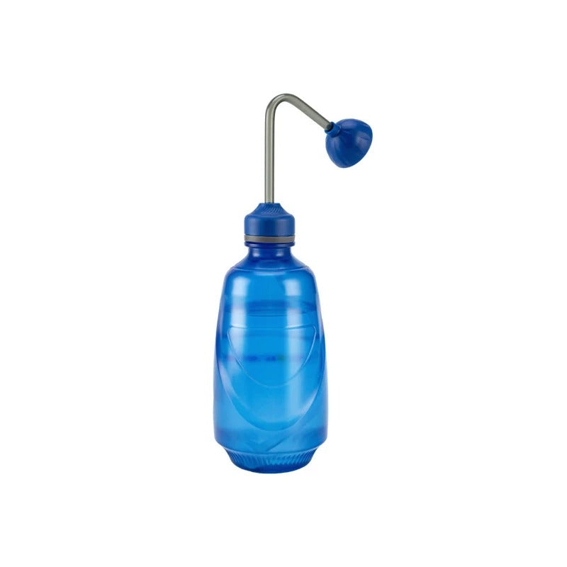 petit pulverisateur a main bleu sur fond blanc