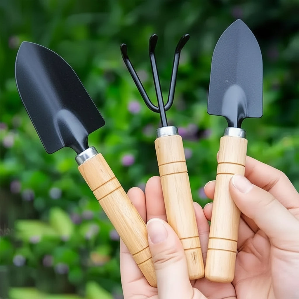 petite pelle jardinage court tenu dans main
