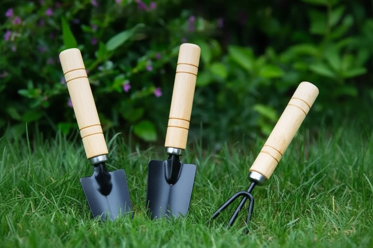 petite pelle jardinage planté dans pelouse