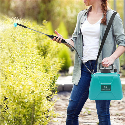 pulverisateur a batterie utilise par femme avec bandouliere