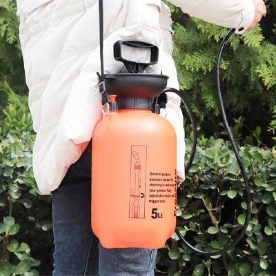 pulverisateur a main orange bandouilliere sur personne arrose