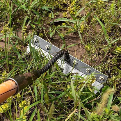 râteau dents qui entre dans herbes gazon