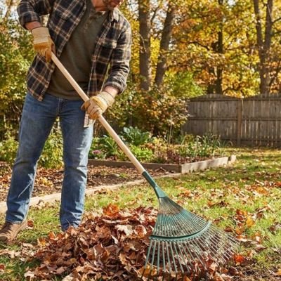 Rateau a feuille homme racle feuilles sur grand terrain boisé