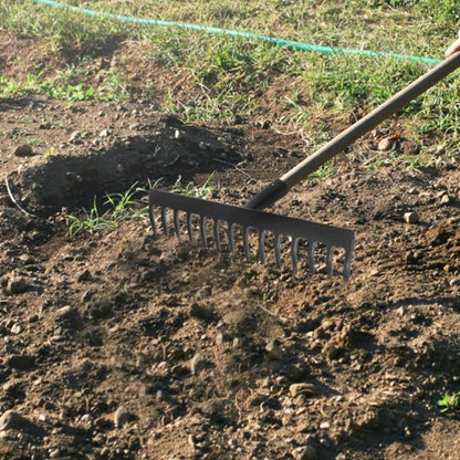rateau de desherbage déposé sur le sol